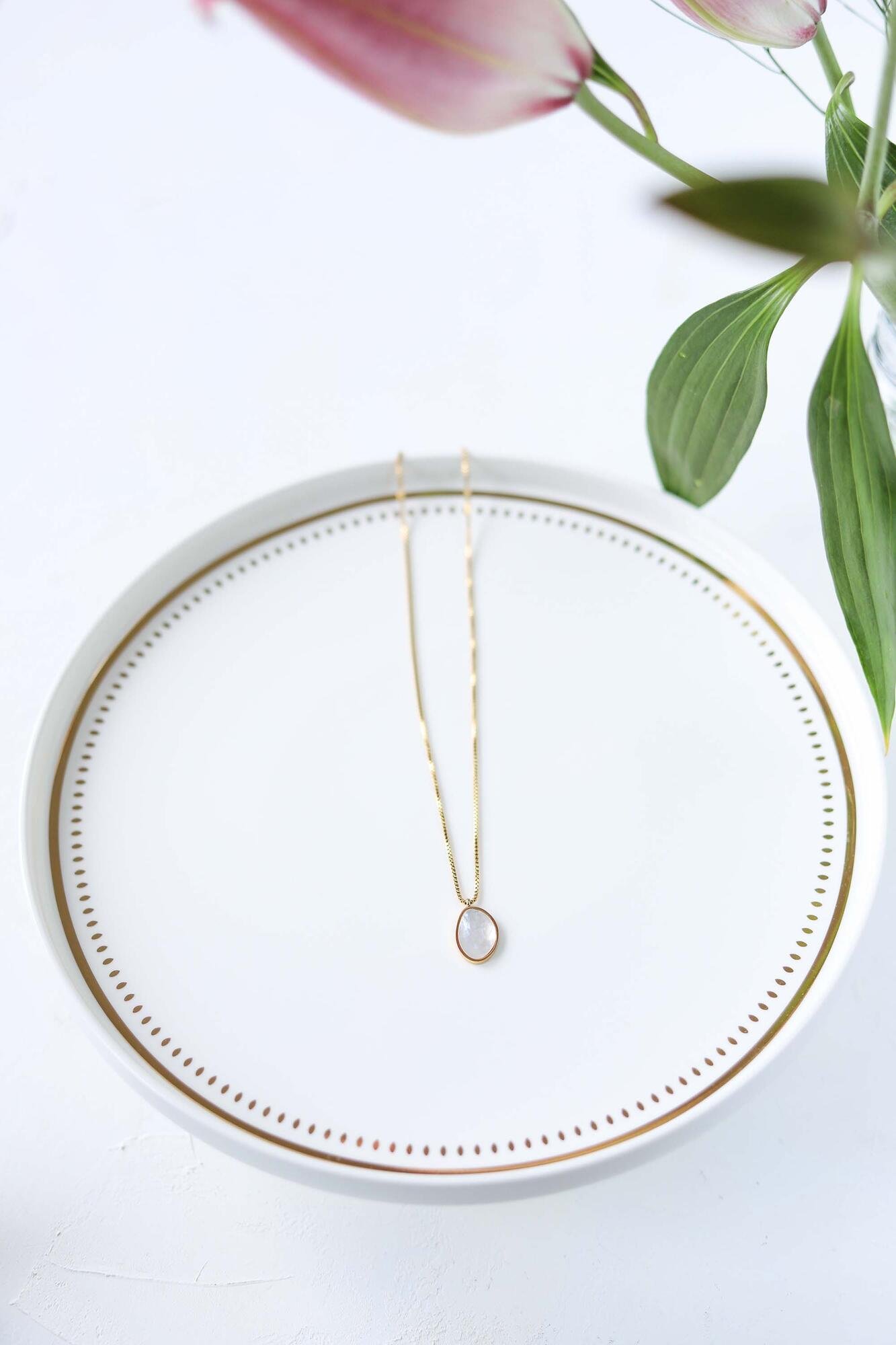 Oval Formed Mother-Of-Pearl Gold Necklace
