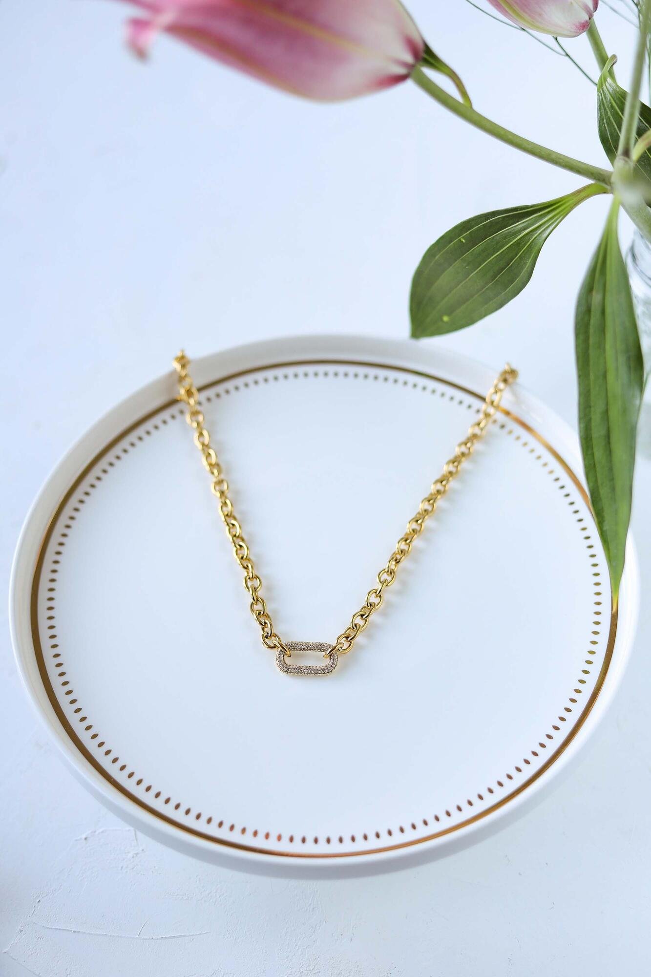 Oval stone detailed gold necklace