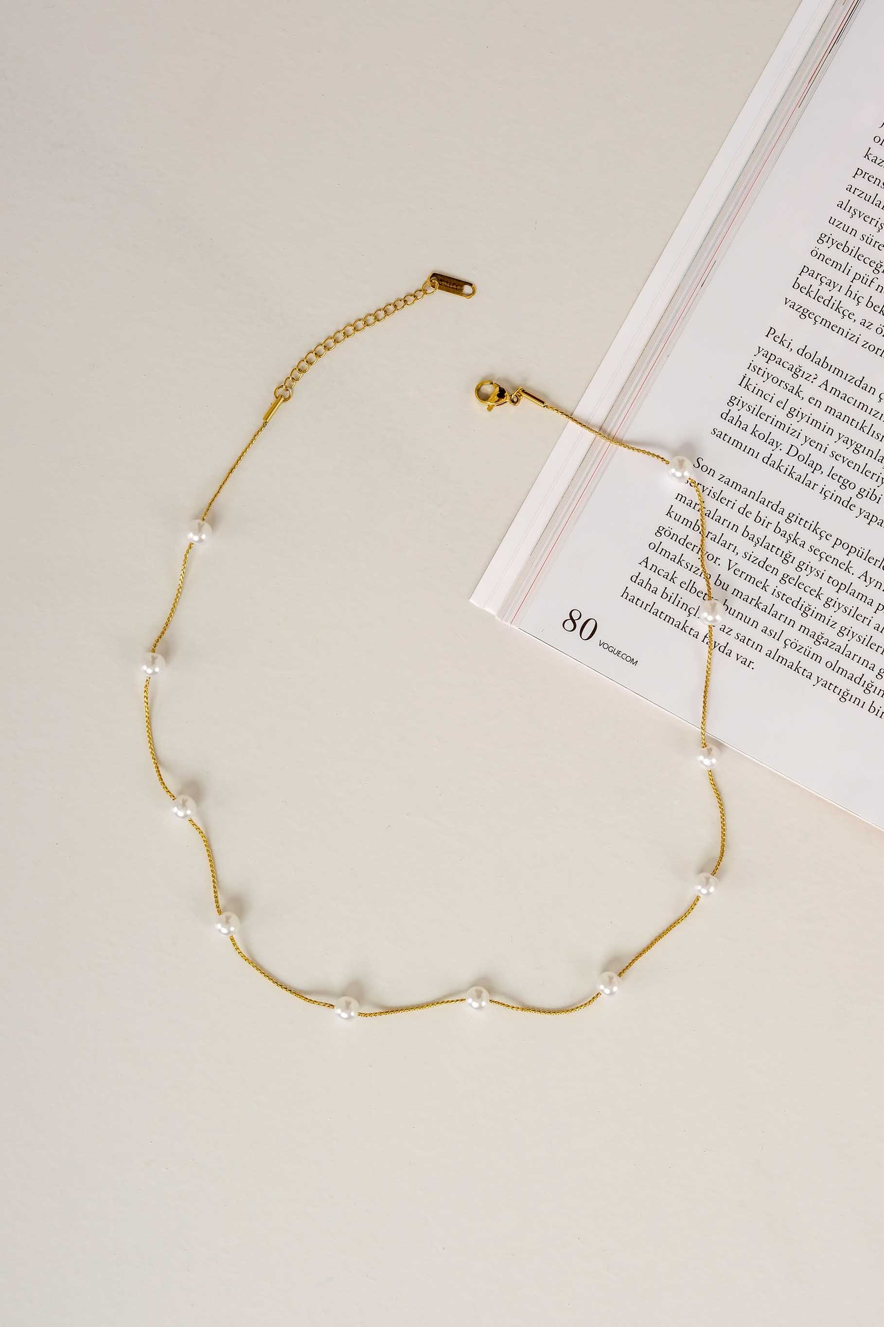 Elegant pearl detailed gold necklace