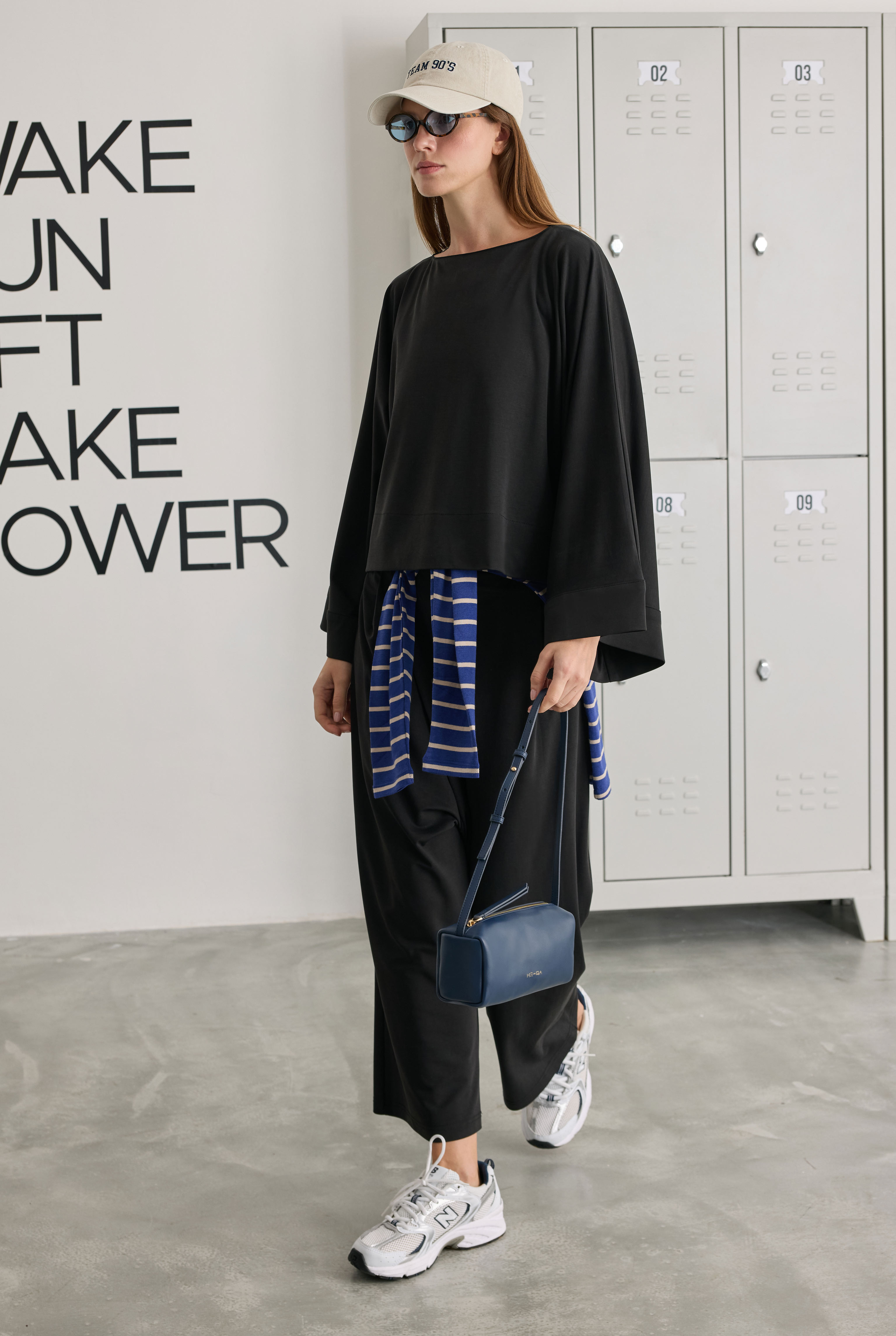 Lidya Batwing Sweatshirt Black - 2